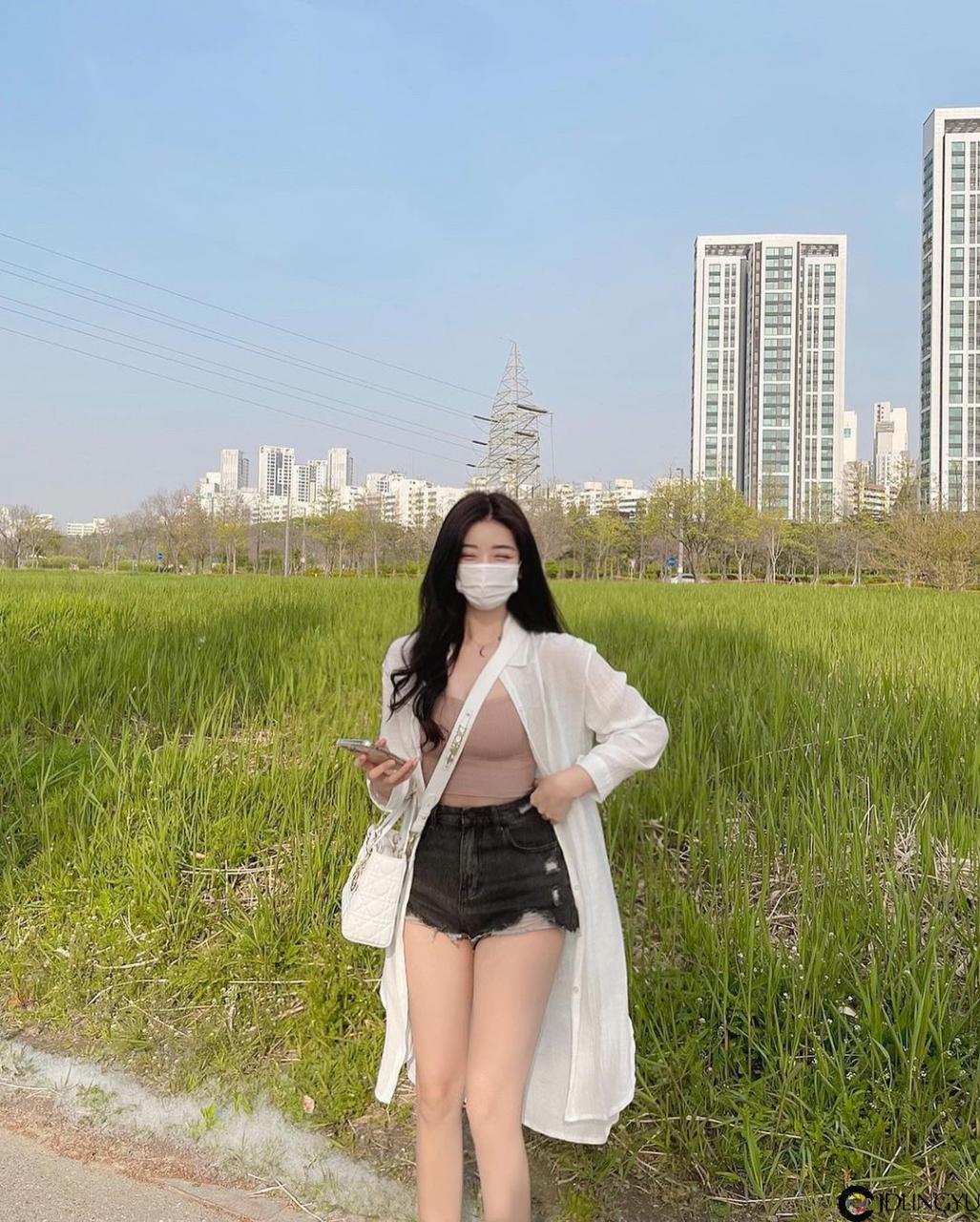 气质美女展现超迷人视角!甜美系高颜值让人恋爱