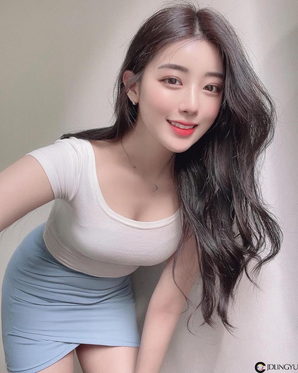 气质美女展现超迷人视角!甜美系高颜值让人恋爱