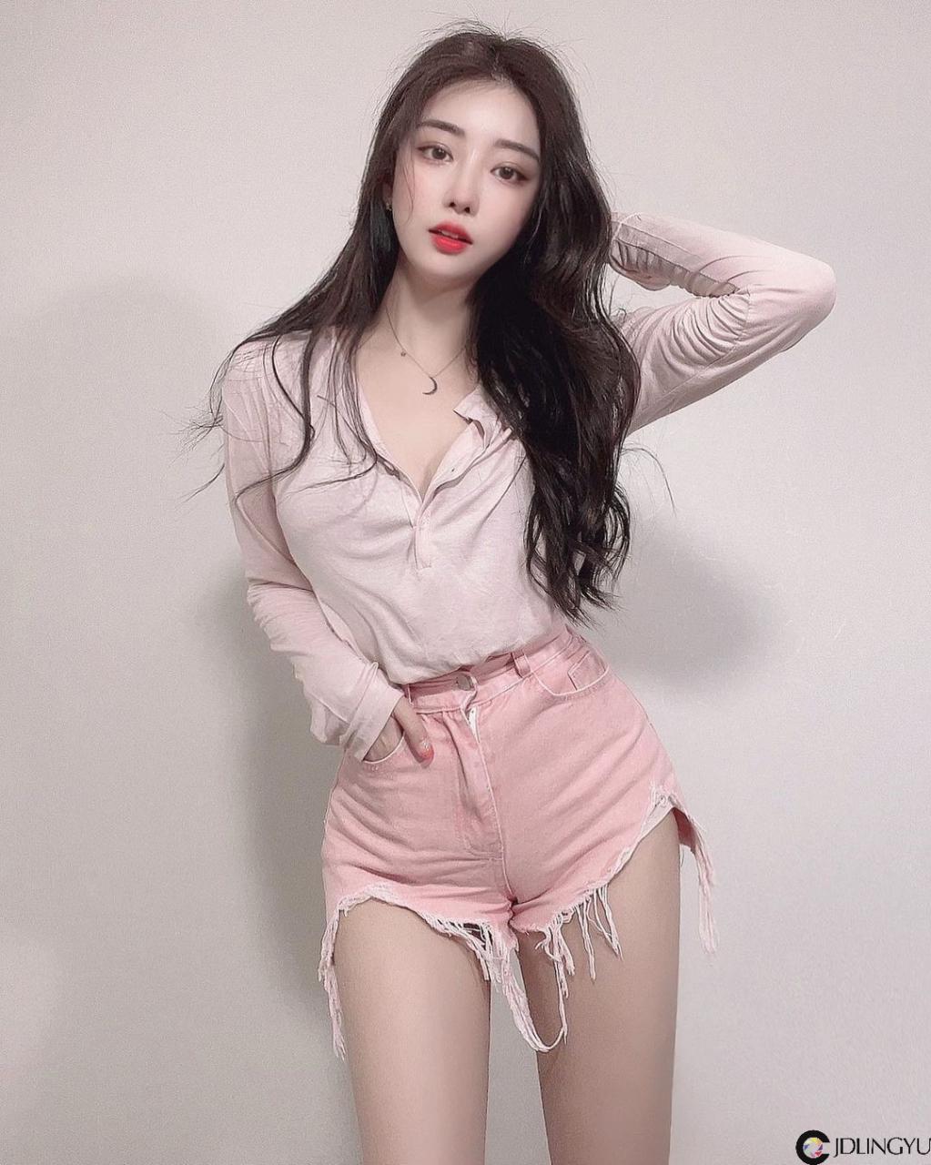 气质美女展现超迷人视角!甜美系高颜值让人恋爱