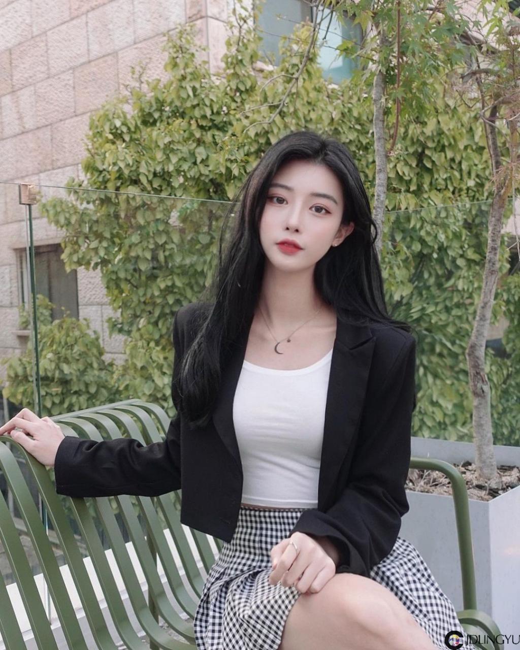 气质美女展现超迷人视角!甜美系高颜值让人恋爱