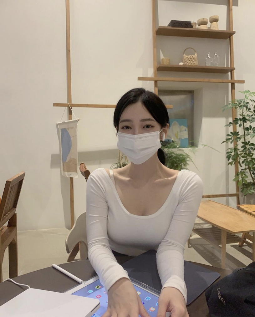 咖啡厅口罩小姐姐,甜美气质让人心动!高颜值散发满满魅力