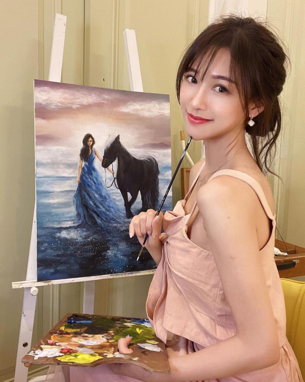 甜美的脸蛋与火辣的身材堪称逆天,更惊为天人的是她这神级的画功