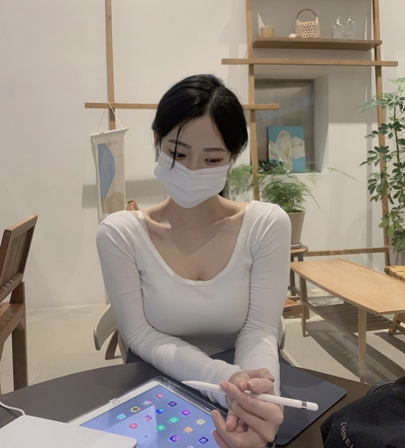 咖啡厅口罩小姐姐,甜美气质让人心动!高颜值散发满满魅力