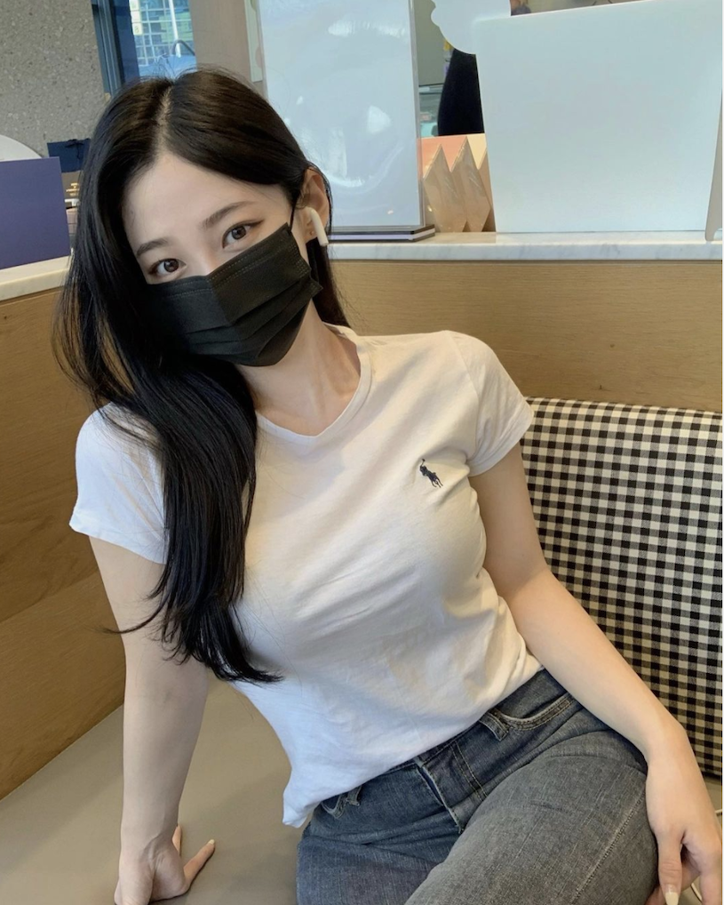 咖啡厅口罩小姐姐,甜美气质让人心动!高颜值散发满满魅力