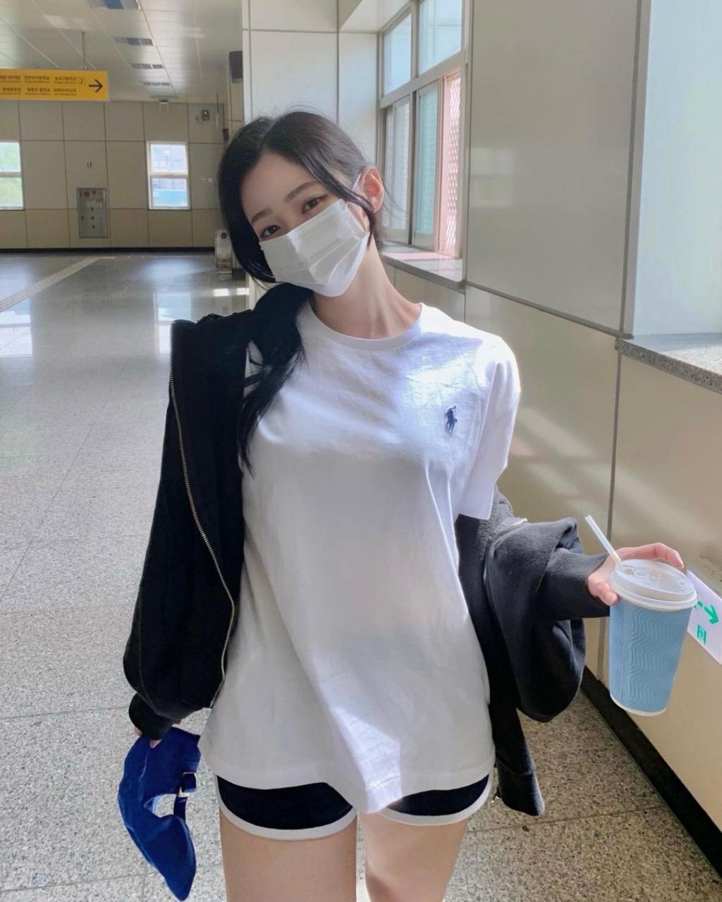 咖啡厅口罩小姐姐,甜美气质让人心动!高颜值散发满满魅力