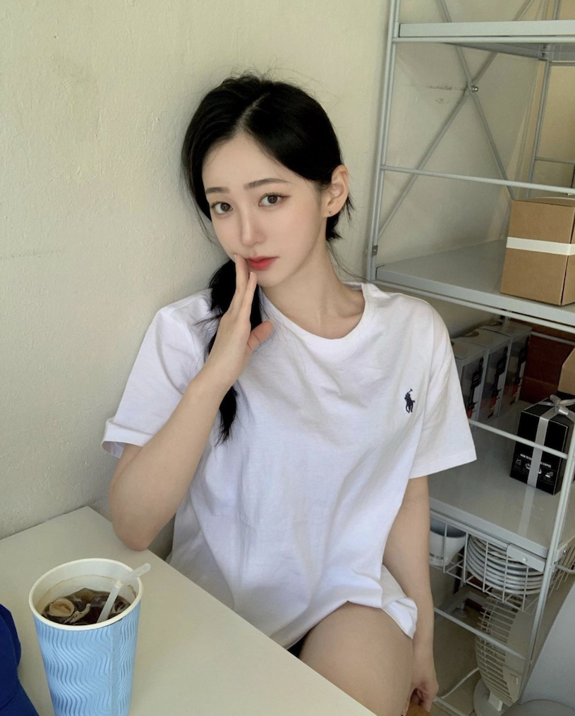 咖啡厅口罩小姐姐,甜美气质让人心动!高颜值散发满满魅力