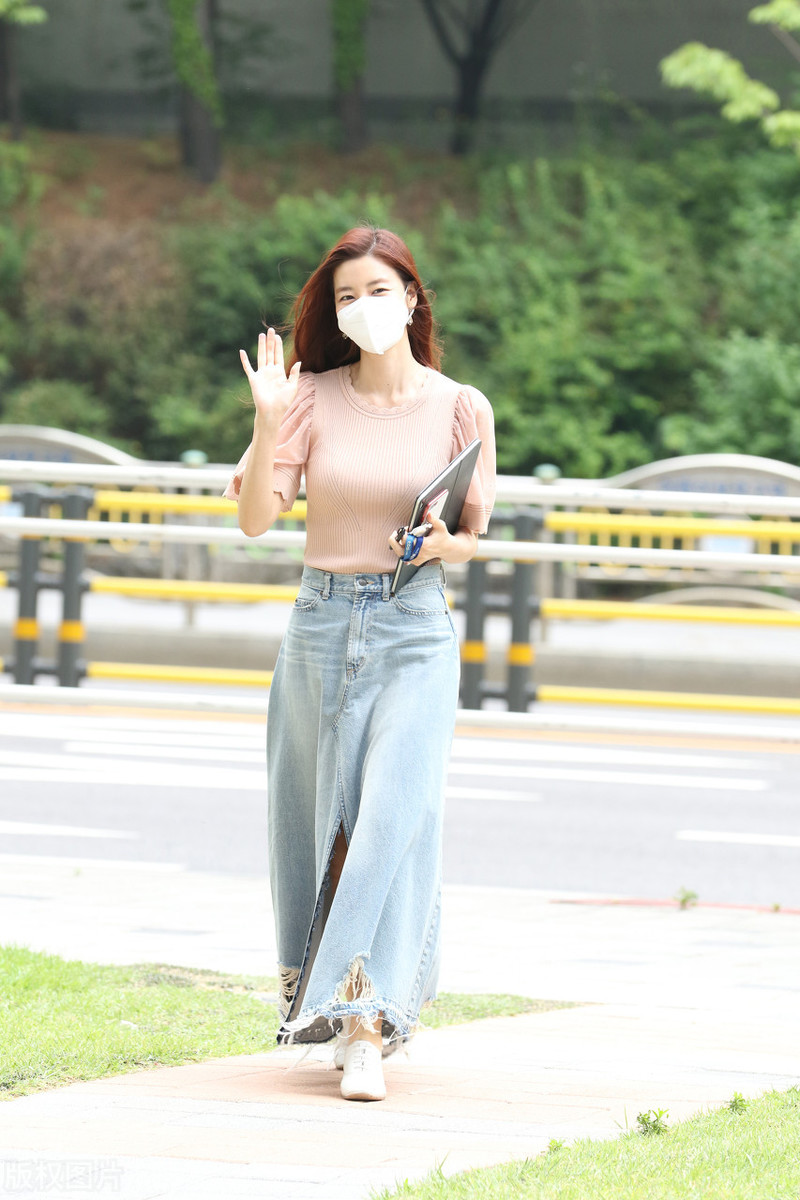 独家街拍：韩国女星金圭丽穿着裸色针织上衣+牛仔裤，优雅动人